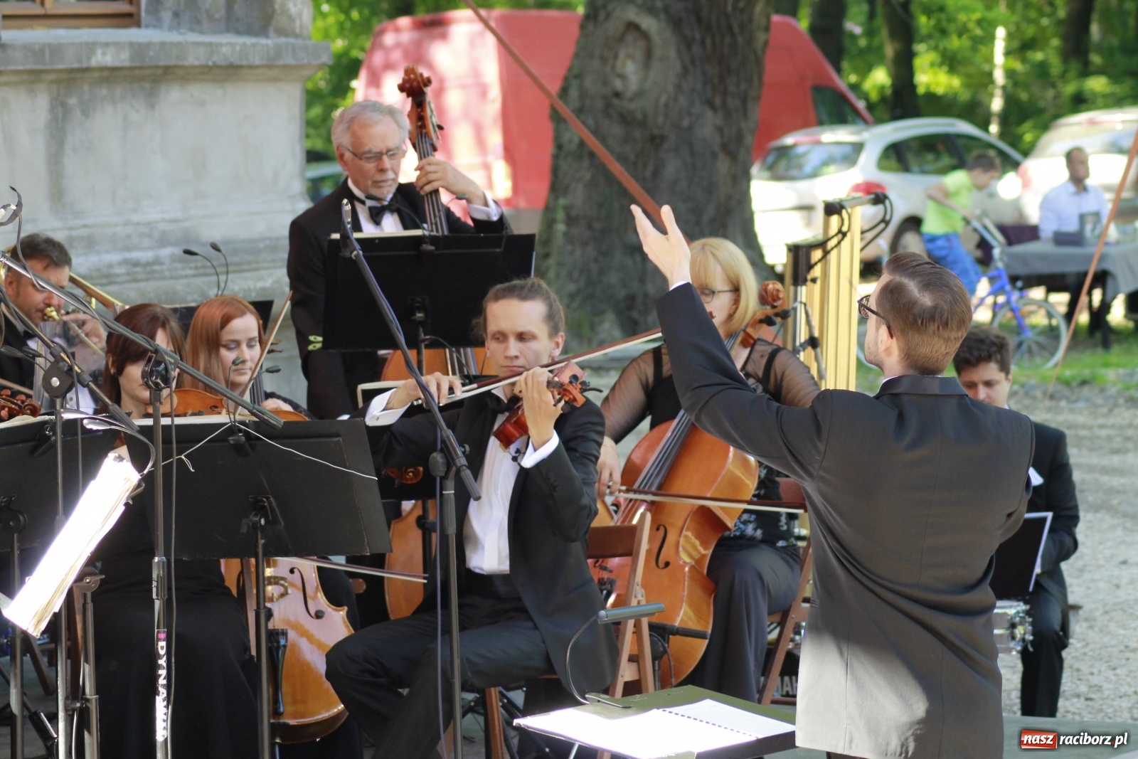 Zdjęcie w galerii na portalu naszraciborz.pl: Idą powstańcy - ZPiT Śląsk zaśpiewał na tle rzuchowskiego pałacu [FOTO i WIDEO] wiadomości z regionu
