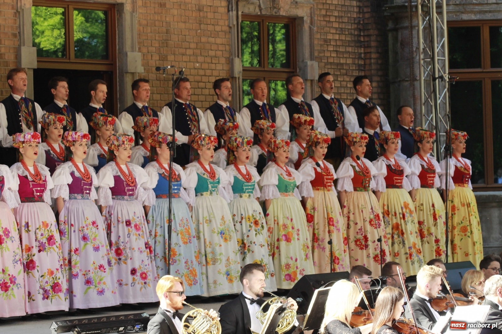 Zdjęcie w galerii na portalu naszraciborz.pl: Idą powstańcy - ZPiT Śląsk zaśpiewał na tle rzuchowskiego pałacu [FOTO i WIDEO] wiadomości z regionu