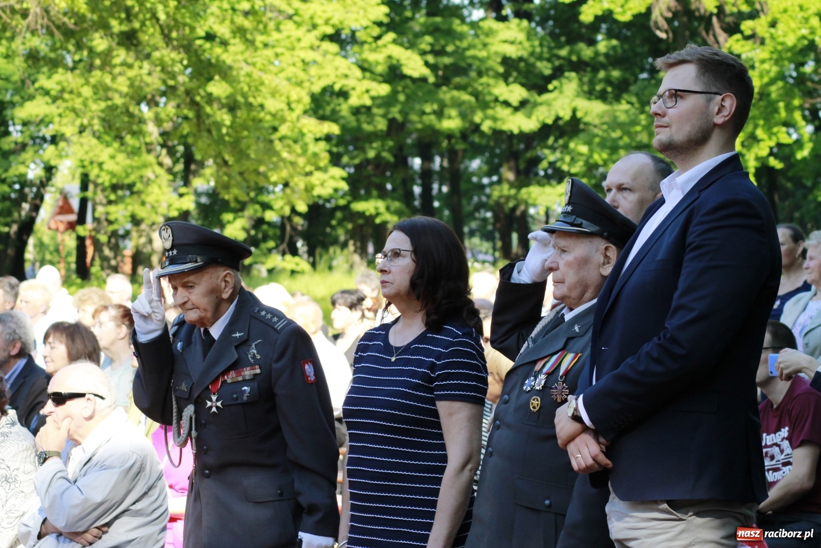 Zdjęcie w galerii na portalu naszraciborz.pl: Idą powstańcy - ZPiT Śląsk zaśpiewał na tle rzuchowskiego pałacu [FOTO i WIDEO] wiadomości z regionu