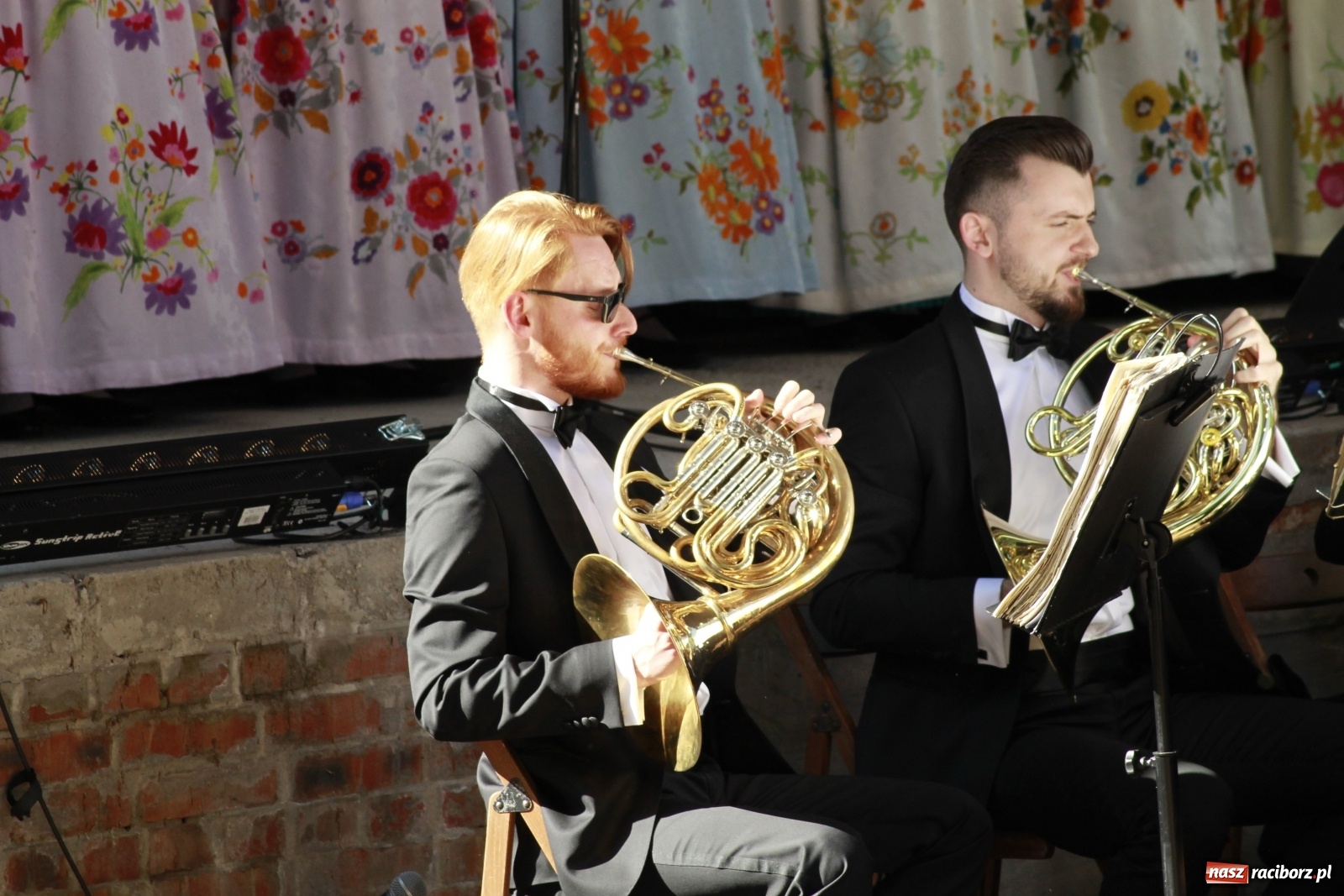 Zdjęcie w galerii na portalu naszraciborz.pl: Idą powstańcy - ZPiT Śląsk zaśpiewał na tle rzuchowskiego pałacu [FOTO i WIDEO] wiadomości z regionu