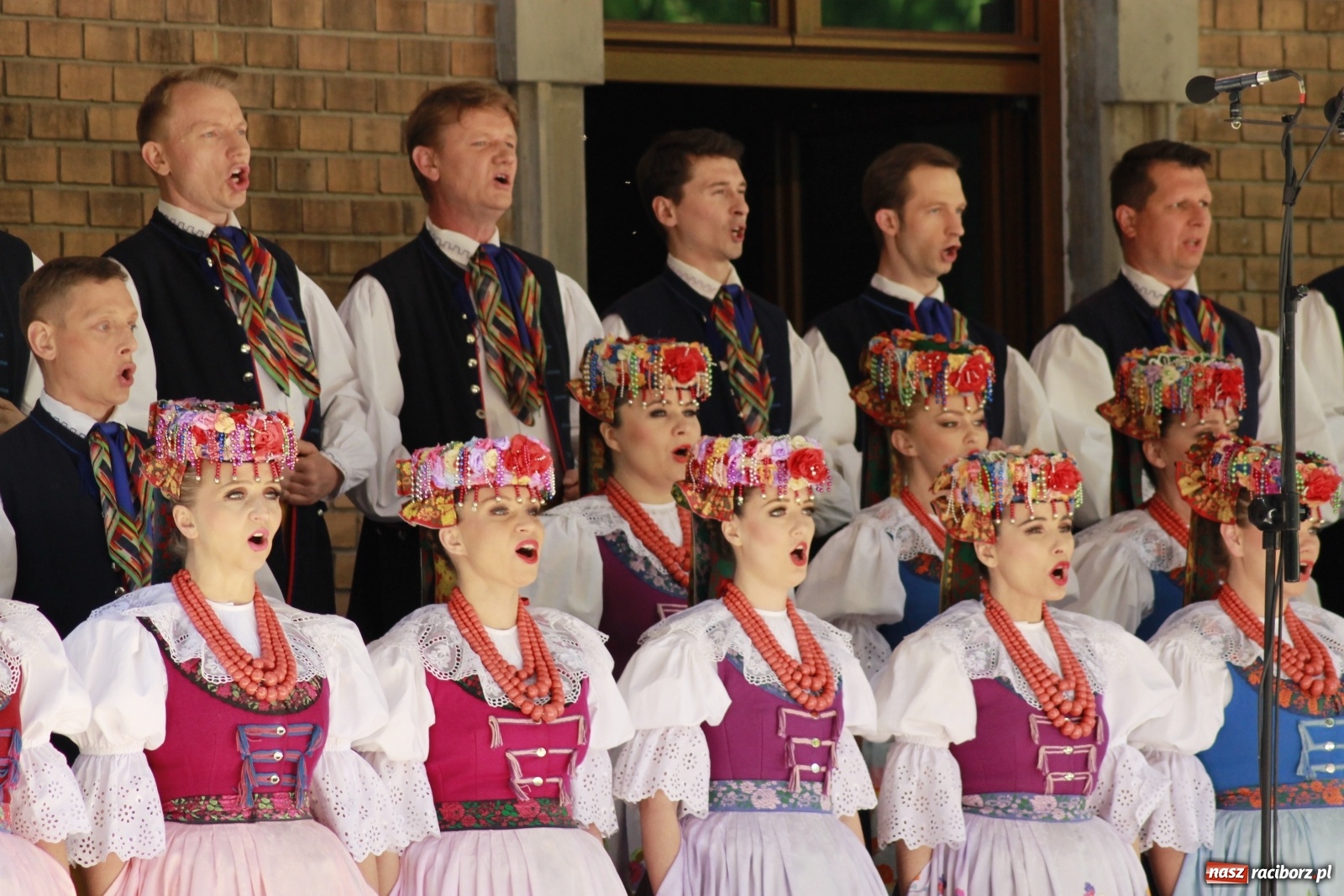 Zdjęcie w galerii na portalu naszraciborz.pl: Idą powstańcy - ZPiT Śląsk zaśpiewał na tle rzuchowskiego pałacu [FOTO i WIDEO] wiadomości z regionu