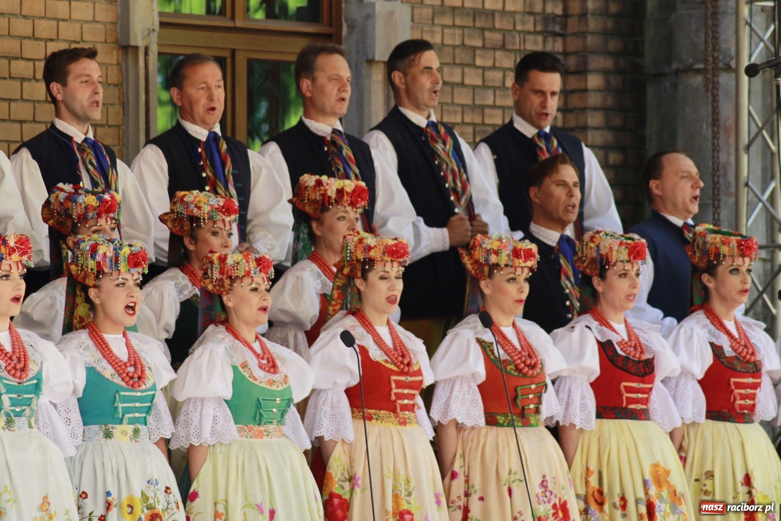 Zdjęcie w galerii na portalu naszraciborz.pl: Idą powstańcy - ZPiT Śląsk zaśpiewał na tle rzuchowskiego pałacu [FOTO i WIDEO] wiadomości z regionu