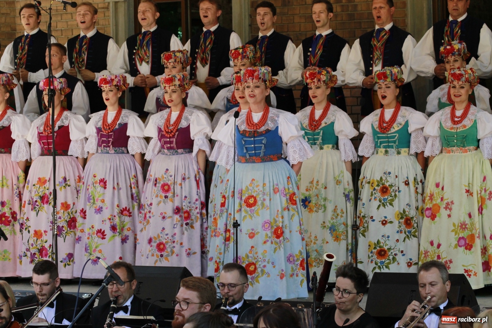 Zdjęcie w galerii na portalu naszraciborz.pl: Idą powstańcy - ZPiT Śląsk zaśpiewał na tle rzuchowskiego pałacu [FOTO i WIDEO] wiadomości z regionu