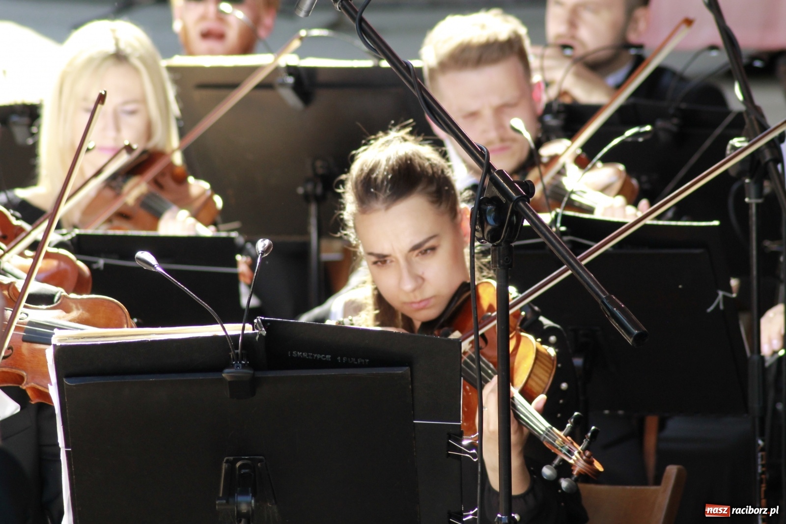 Zdjęcie w galerii na portalu naszraciborz.pl: Idą powstańcy - ZPiT Śląsk zaśpiewał na tle rzuchowskiego pałacu [FOTO i WIDEO] wiadomości z regionu