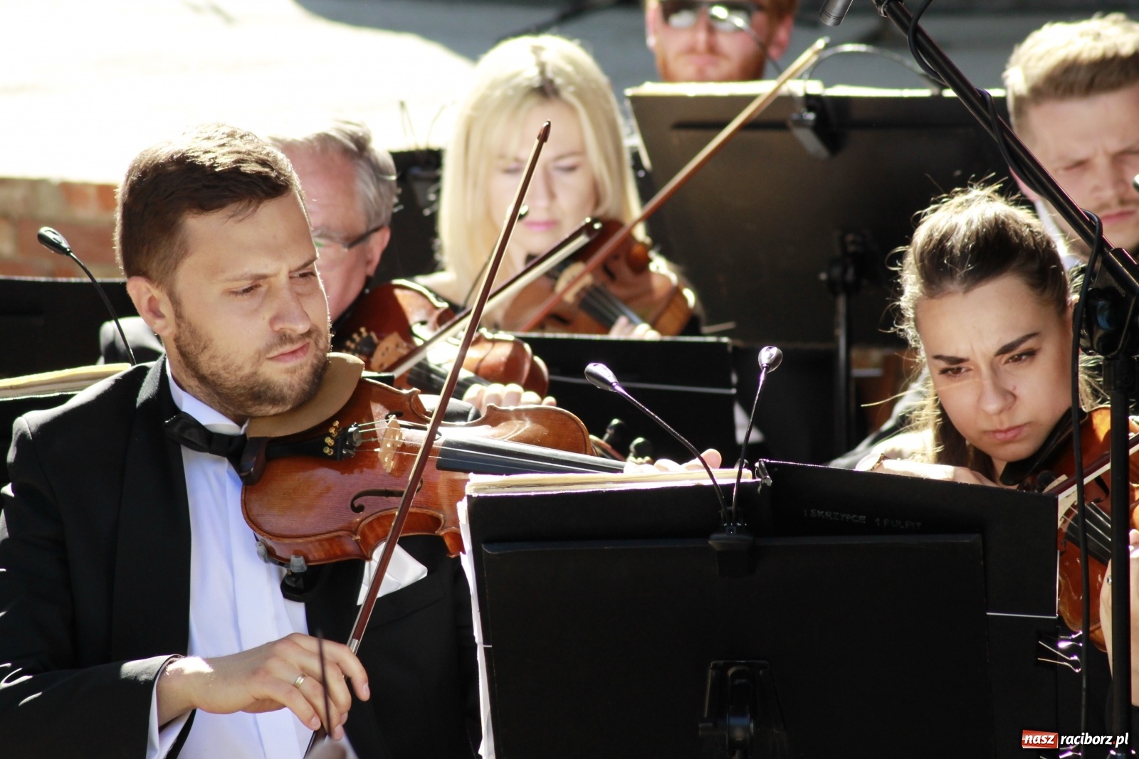 Zdjęcie w galerii na portalu naszraciborz.pl: Idą powstańcy - ZPiT Śląsk zaśpiewał na tle rzuchowskiego pałacu [FOTO i WIDEO] wiadomości z regionu