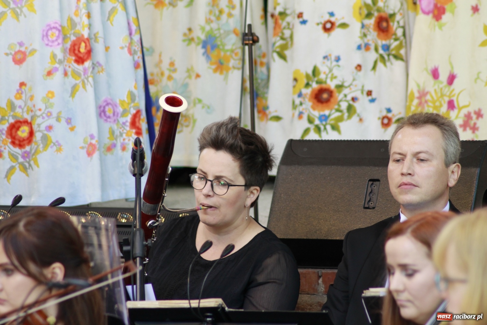 Zdjęcie w galerii na portalu naszraciborz.pl: Idą powstańcy - ZPiT Śląsk zaśpiewał na tle rzuchowskiego pałacu [FOTO i WIDEO] wiadomości z regionu