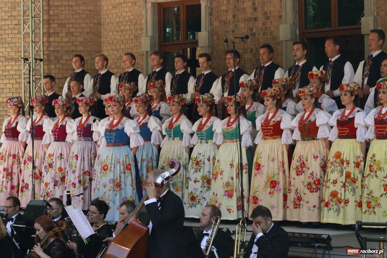 Zdjęcie w galerii na portalu naszraciborz.pl: Idą powstańcy - ZPiT Śląsk zaśpiewał na tle rzuchowskiego pałacu [FOTO i WIDEO] wiadomości z regionu