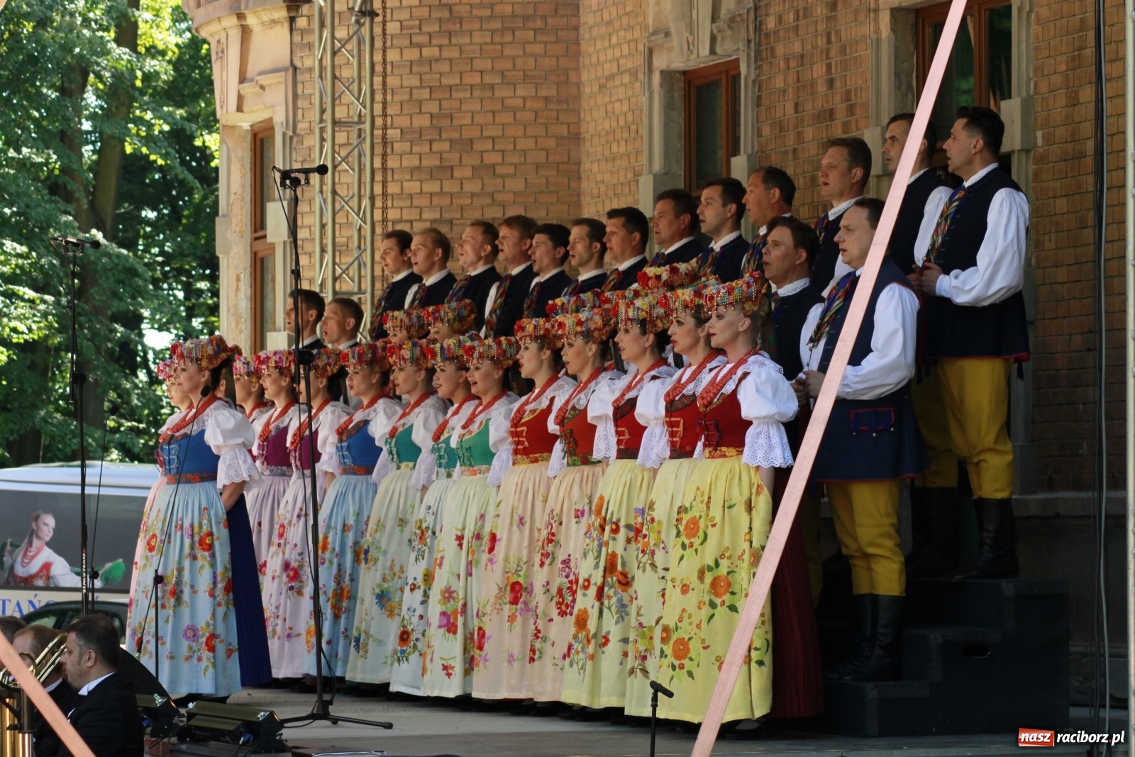 Zdjęcie w galerii na portalu naszraciborz.pl: Idą powstańcy - ZPiT Śląsk zaśpiewał na tle rzuchowskiego pałacu [FOTO i WIDEO] wiadomości z regionu