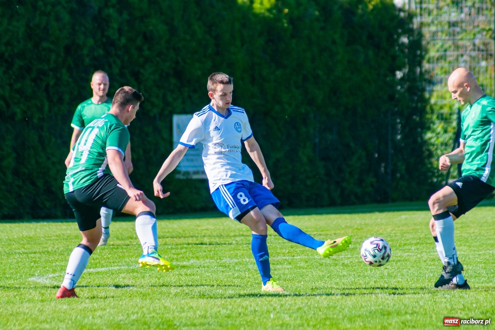 Zdjęcie w galerii na portalu naszraciborz.pl: Gol do szatni nie załamał gości. Zabełków odwrócił losy meczu [FOTO]  wiadomości z regionu