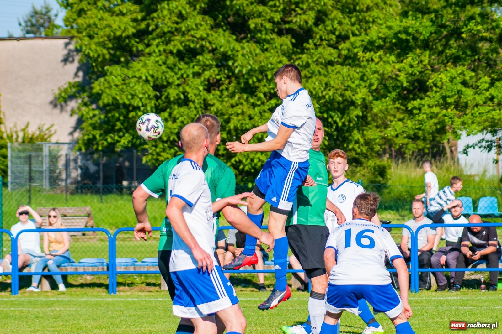 Zdjęcie w galerii na portalu naszraciborz.pl: Gol do szatni nie załamał gości. Zabełków odwrócił losy meczu [FOTO]  wiadomości z regionu