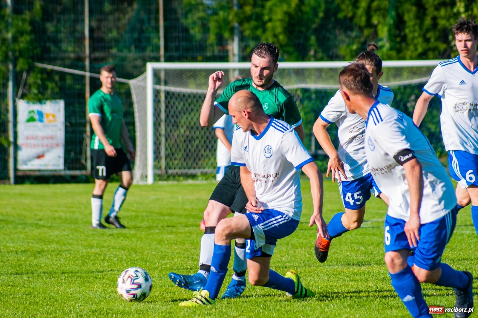 Zdjęcie w galerii na portalu naszraciborz.pl: Gol do szatni nie załamał gości. Zabełków odwrócił losy meczu [FOTO]  wiadomości z regionu