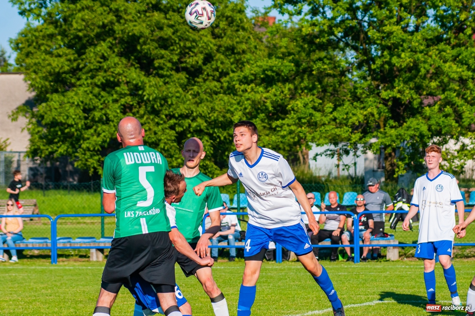 Zdjęcie w galerii na portalu naszraciborz.pl: Gol do szatni nie załamał gości. Zabełków odwrócił losy meczu [FOTO]  wiadomości z regionu