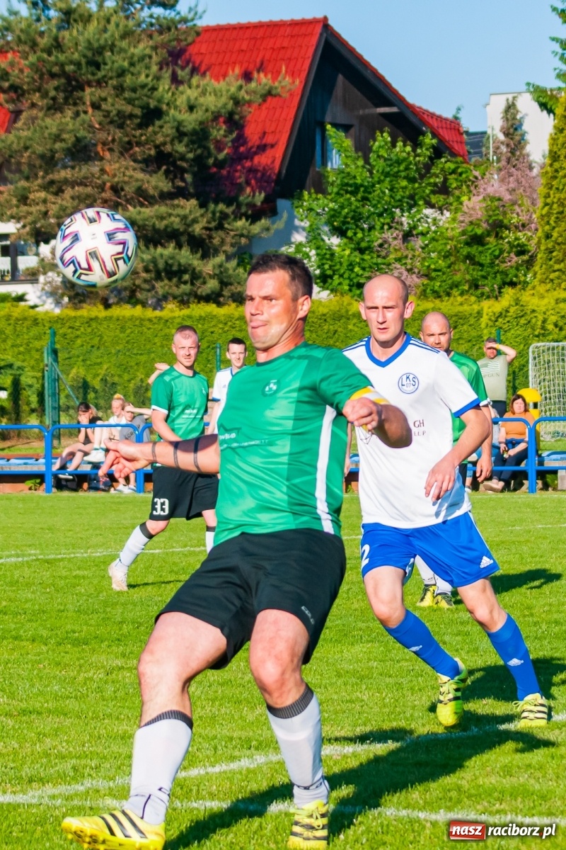 Zdjęcie w galerii na portalu naszraciborz.pl: Gol do szatni nie załamał gości. Zabełków odwrócił losy meczu [FOTO]  wiadomości z regionu
