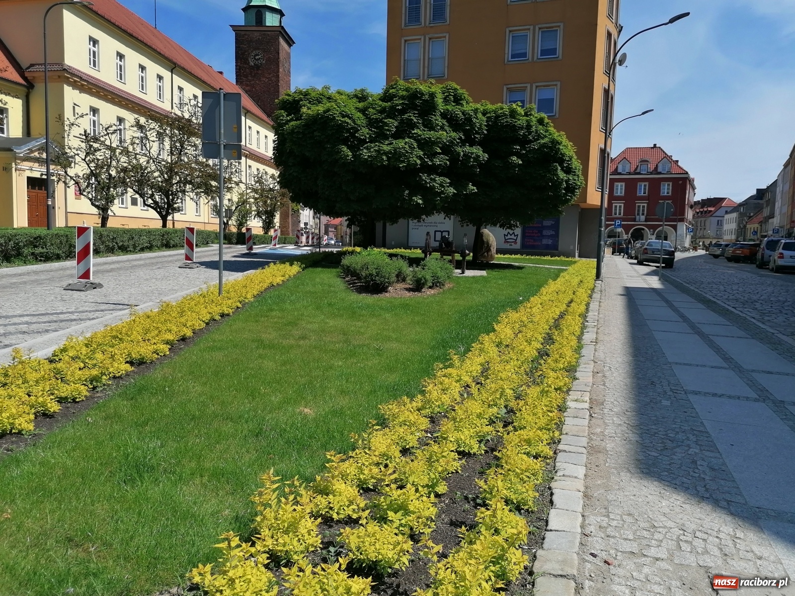 Zdjęcie w galerii na portalu naszraciborz.pl: Armata Ludmiła stanęła po liftingu na Skwerze Bractw Strzeleckich wiadomości z regionu