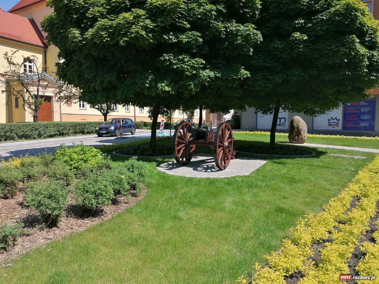Zdjęcie w galerii na portalu naszraciborz.pl: Armata Ludmiła stanęła po liftingu na Skwerze Bractw Strzeleckich wiadomości z regionu