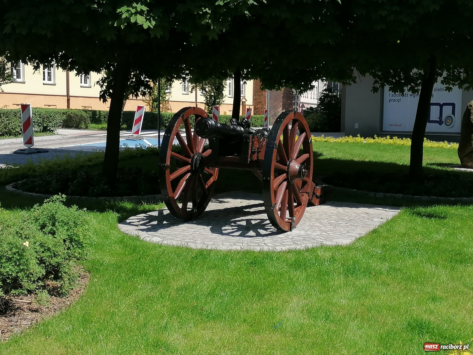 Zdjęcie w galerii na portalu naszraciborz.pl: Armata Ludmiła stanęła po liftingu na Skwerze Bractw Strzeleckich wiadomości z regionu