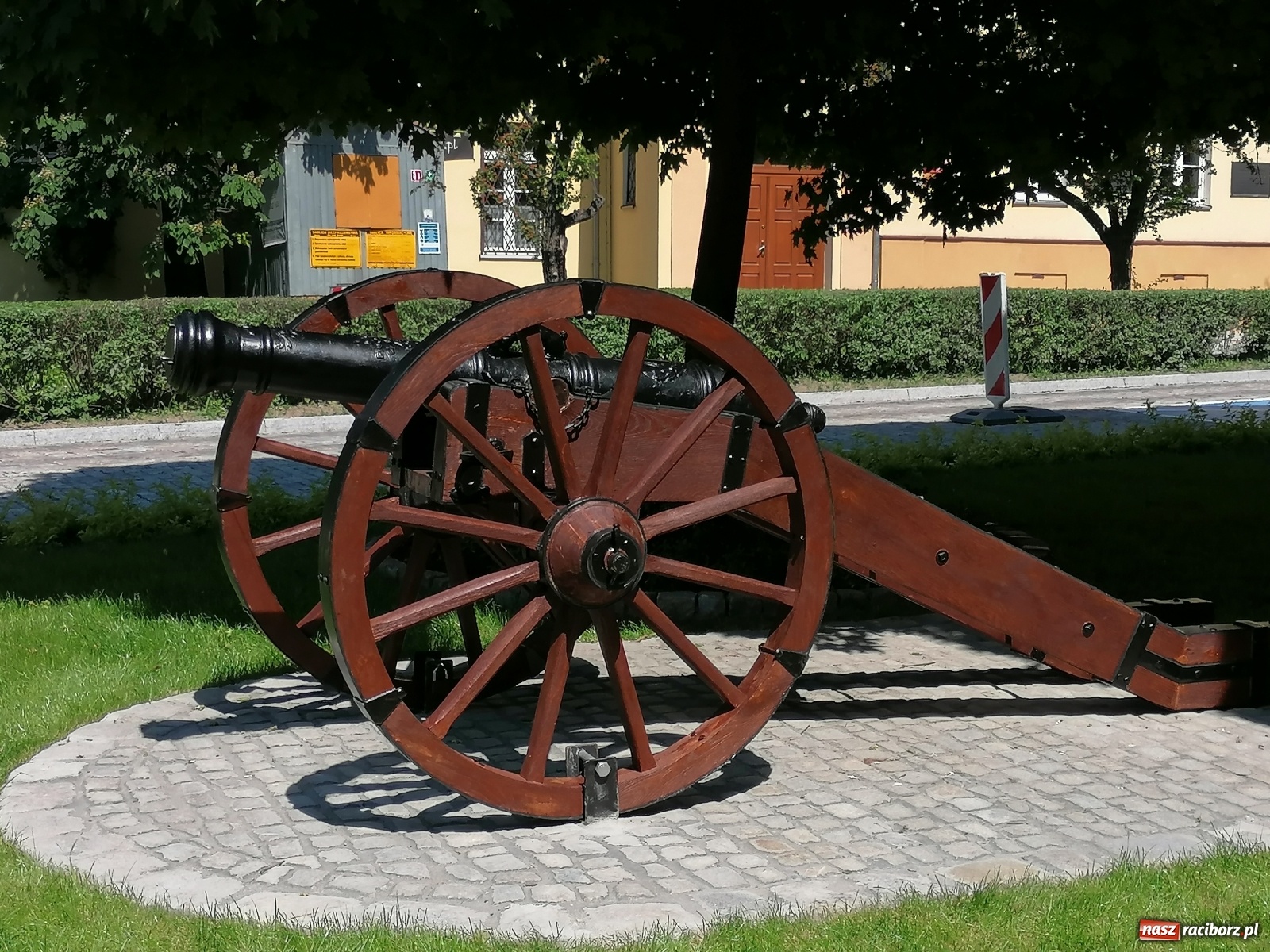 Zdjęcie w galerii na portalu naszraciborz.pl: Armata Ludmiła stanęła po liftingu na Skwerze Bractw Strzeleckich wiadomości z regionu