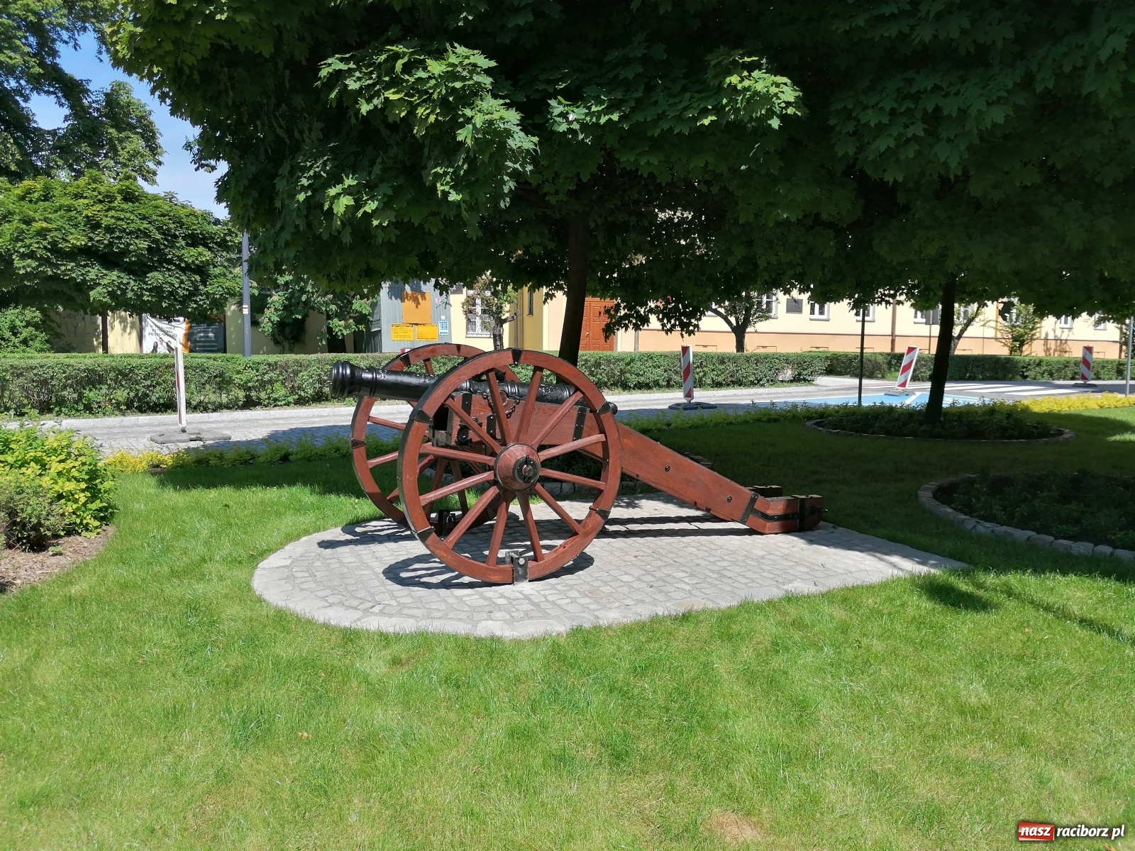 Zdjęcie w galerii na portalu naszraciborz.pl: Armata Ludmiła stanęła po liftingu na Skwerze Bractw Strzeleckich wiadomości z regionu