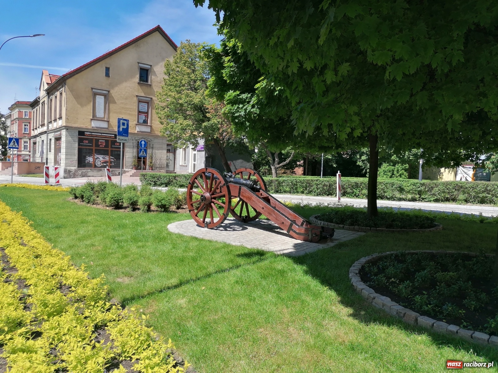 Zdjęcie w galerii na portalu naszraciborz.pl: Armata Ludmiła stanęła po liftingu na Skwerze Bractw Strzeleckich wiadomości z regionu