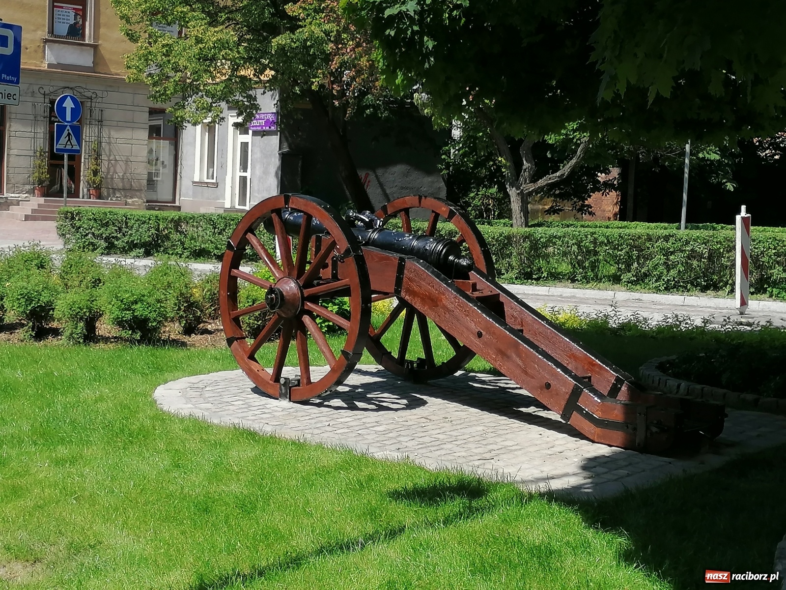 Zdjęcie w galerii na portalu naszraciborz.pl: Armata Ludmiła stanęła po liftingu na Skwerze Bractw Strzeleckich wiadomości z regionu