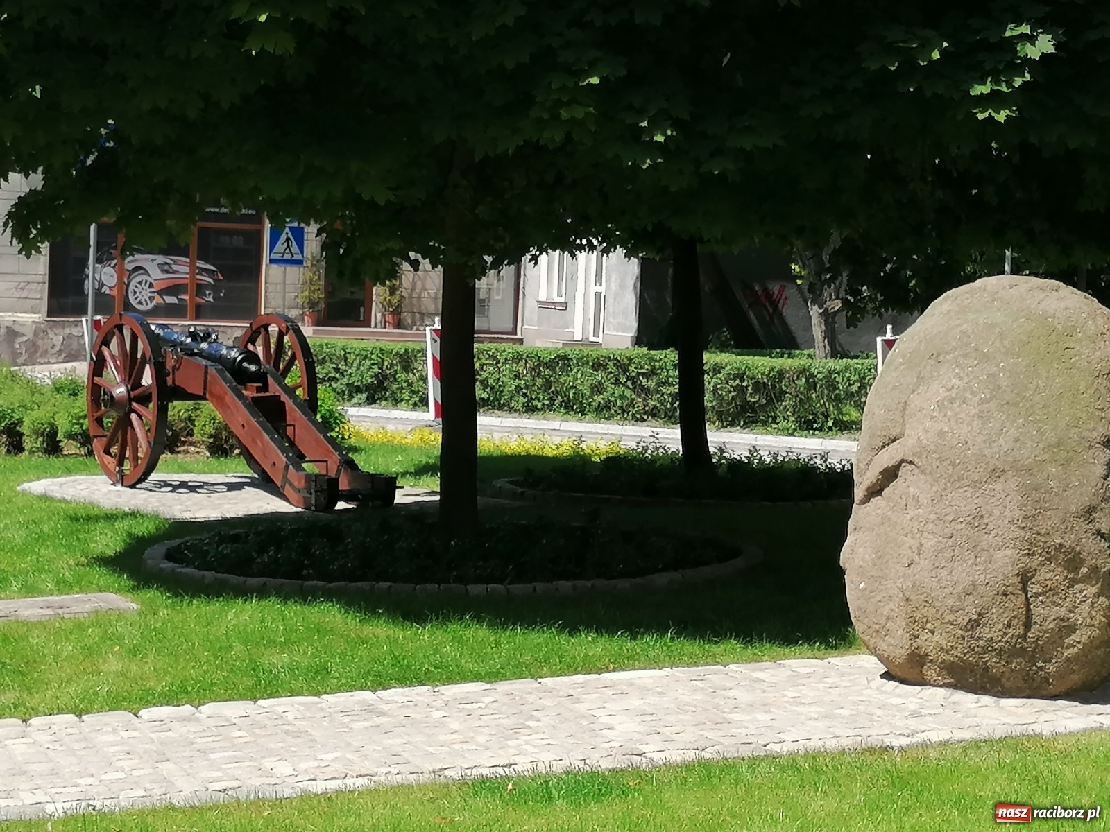 Zdjęcie w galerii na portalu naszraciborz.pl: Armata Ludmiła stanęła po liftingu na Skwerze Bractw Strzeleckich wiadomości z regionu