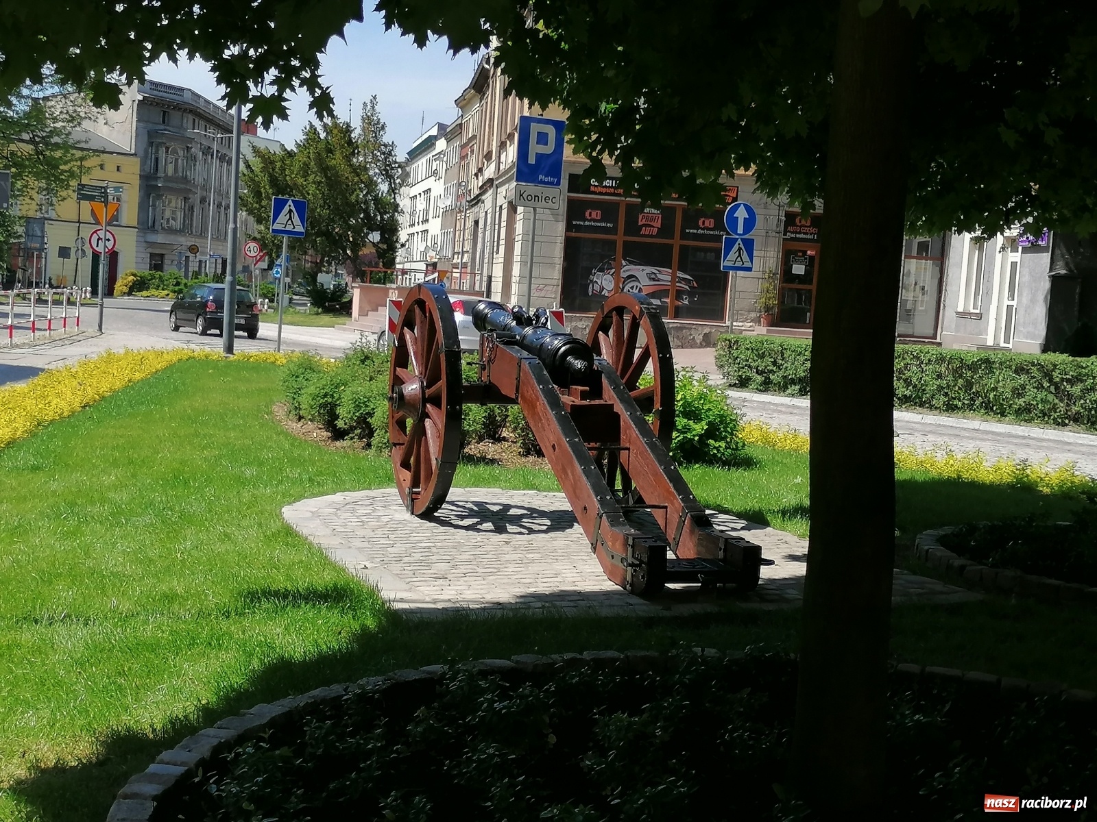 Zdjęcie w galerii na portalu naszraciborz.pl: Armata Ludmiła stanęła po liftingu na Skwerze Bractw Strzeleckich wiadomości z regionu