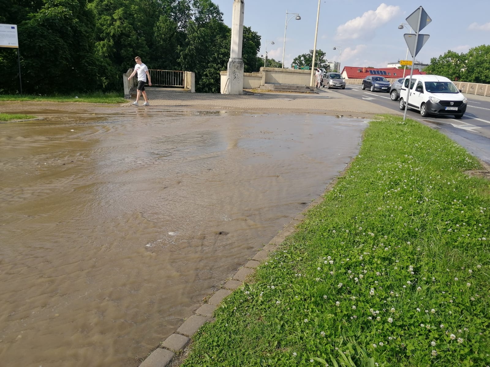 Zdjęcie w galerii na portalu naszraciborz.pl: Awaria sieci wodociągowej w Raciborzu. Wielka kałuża przy Matce Polce FOTO i WIDEO wiadomości z regionu