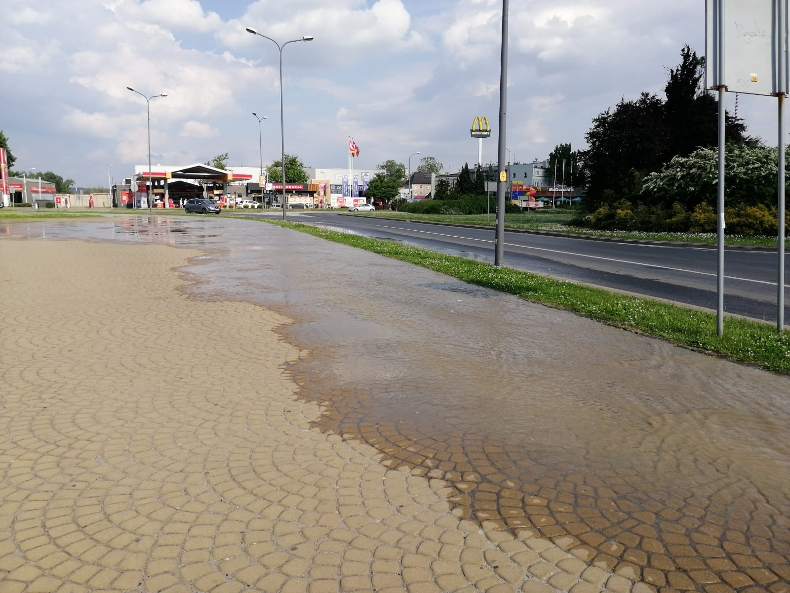 Zdjęcie w galerii na portalu naszraciborz.pl: Awaria sieci wodociągowej w Raciborzu. Wielka kałuża przy Matce Polce FOTO i WIDEO wiadomości z regionu