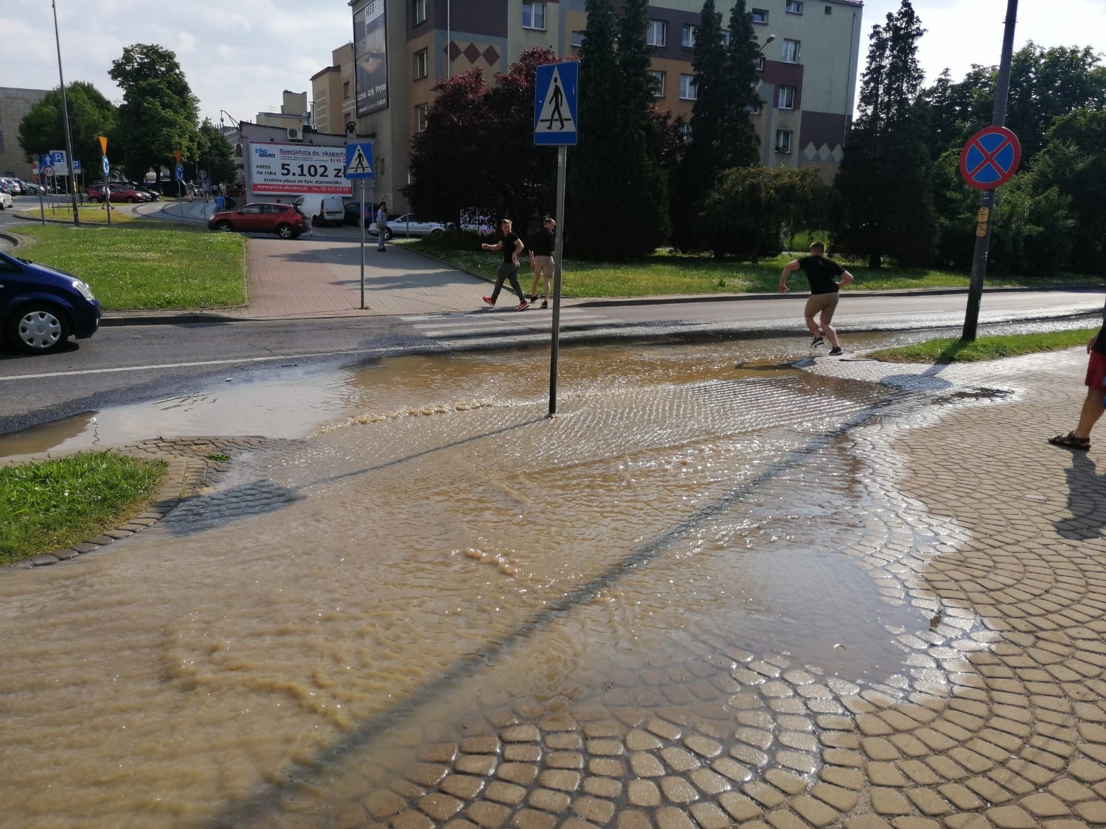 Zdjęcie w galerii na portalu naszraciborz.pl: Awaria sieci wodociągowej w Raciborzu. Wielka kałuża przy Matce Polce FOTO i WIDEO wiadomości z regionu