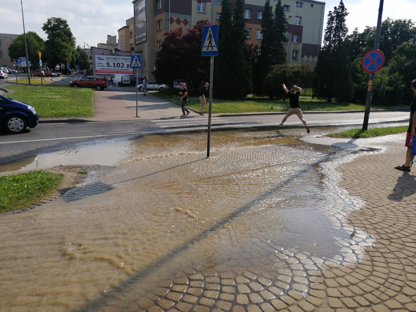 Zdjęcie w galerii na portalu naszraciborz.pl: Awaria sieci wodociągowej w Raciborzu. Wielka kałuża przy Matce Polce FOTO i WIDEO wiadomości z regionu