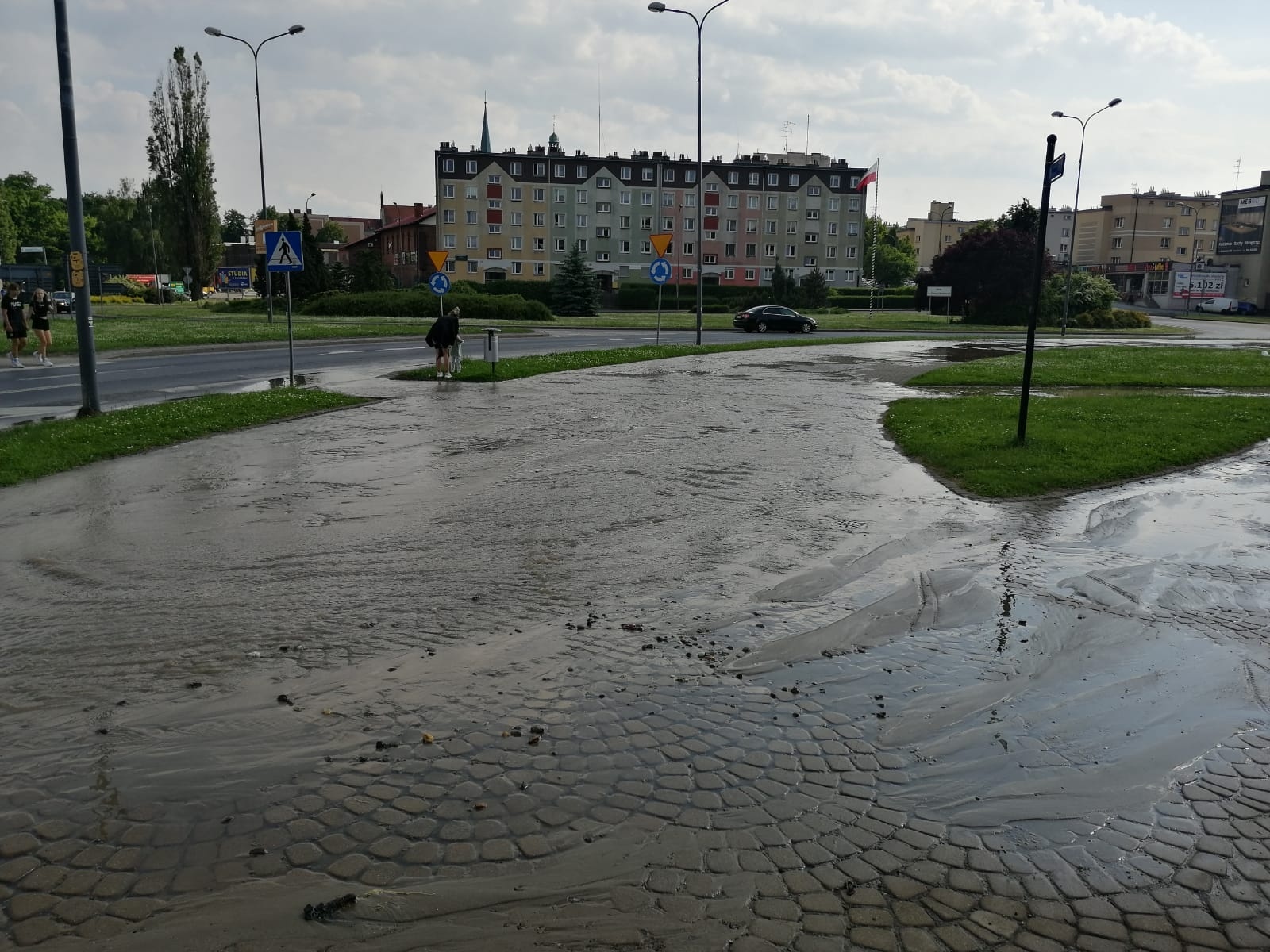 Zdjęcie w galerii na portalu naszraciborz.pl: Awaria sieci wodociągowej w Raciborzu. Wielka kałuża przy Matce Polce FOTO i WIDEO wiadomości z regionu