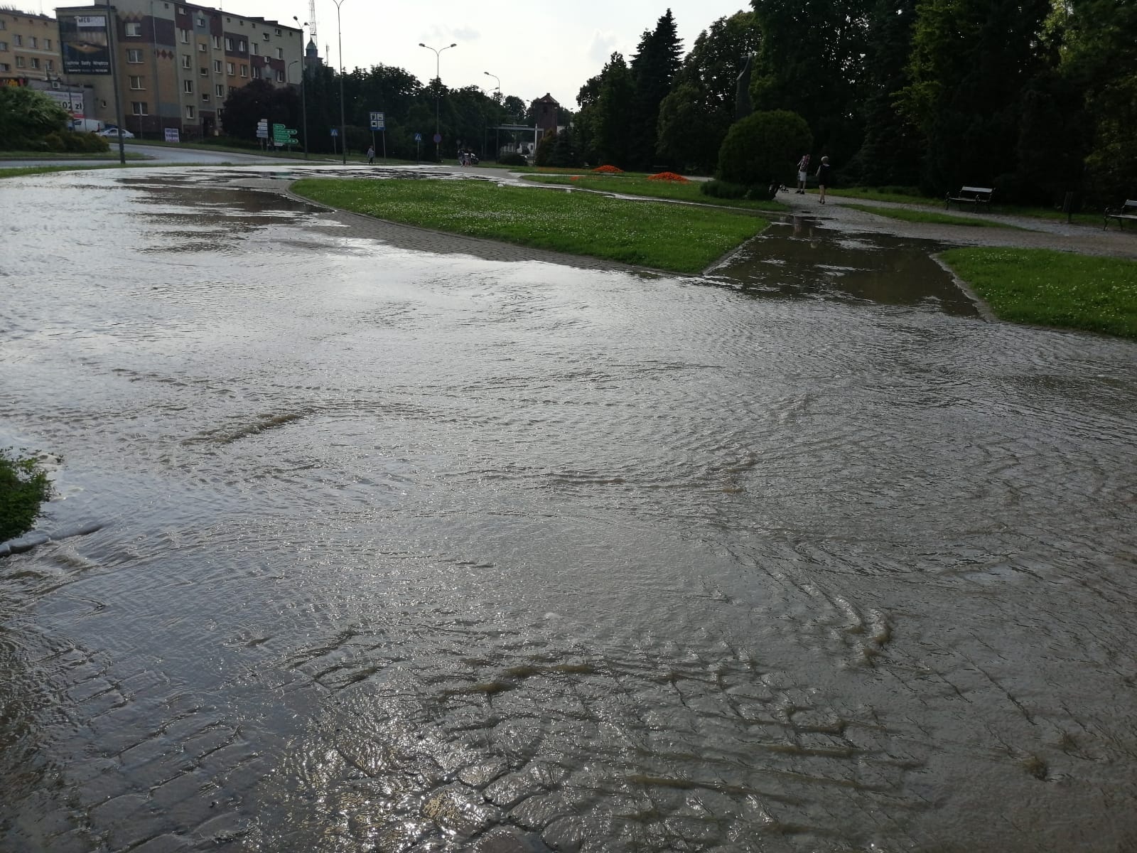 Zdjęcie w galerii na portalu naszraciborz.pl: Awaria sieci wodociągowej w Raciborzu. Wielka kałuża przy Matce Polce FOTO i WIDEO wiadomości z regionu