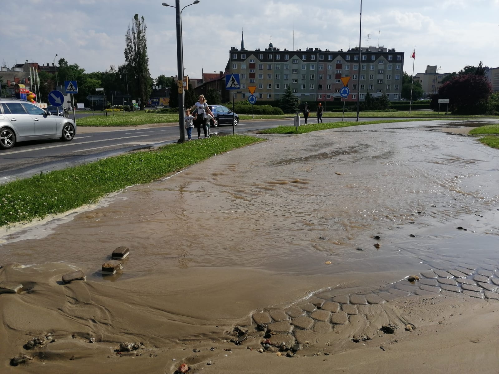 Zdjęcie w galerii na portalu naszraciborz.pl: Awaria sieci wodociągowej w Raciborzu. Wielka kałuża przy Matce Polce FOTO i WIDEO wiadomości z regionu