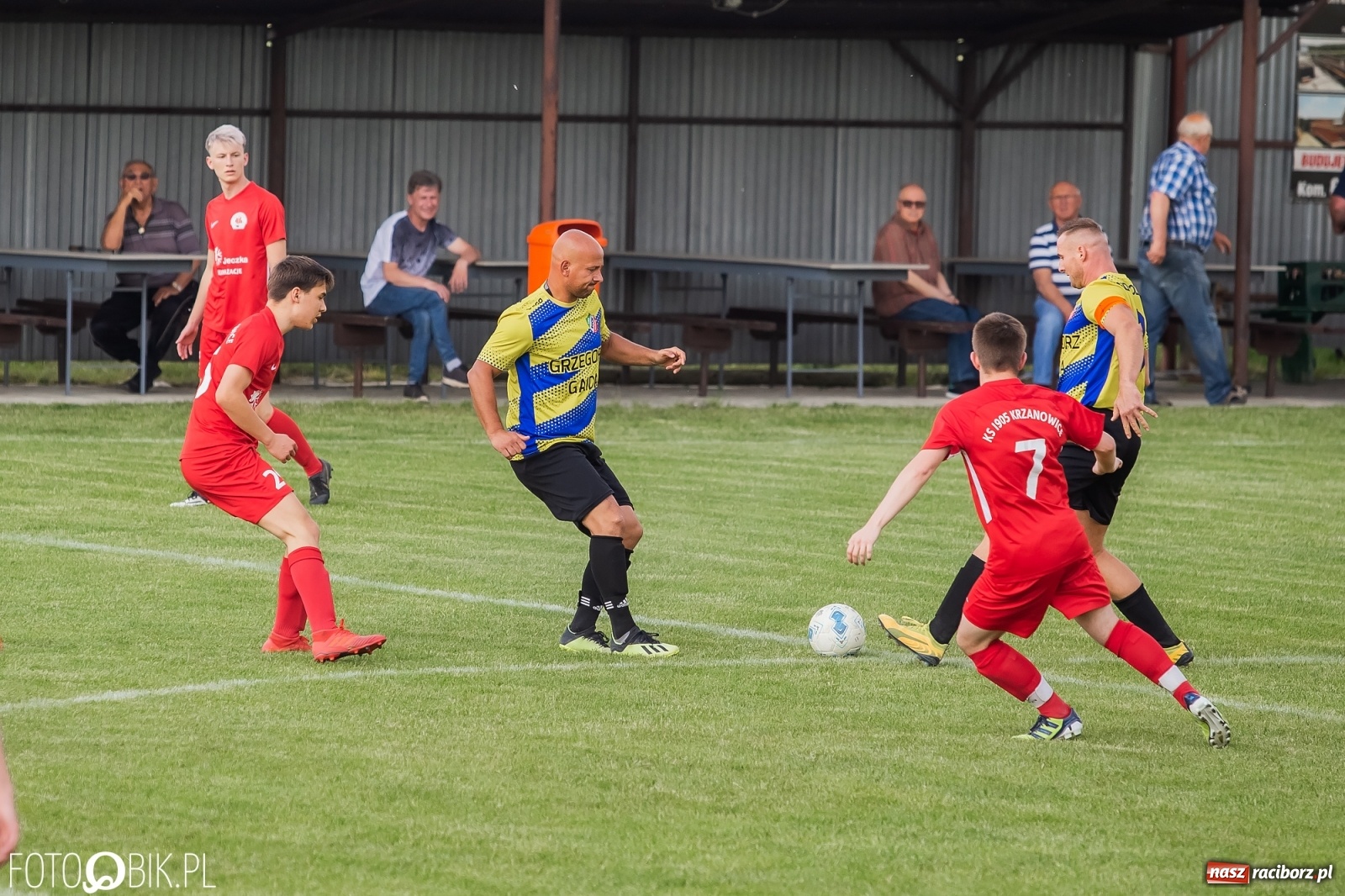 Zdjęcie w galerii na portalu naszraciborz.pl: Osiem goli w Bolesławiu. Ruch na kolanach [FOTO] wiadomości z regionu