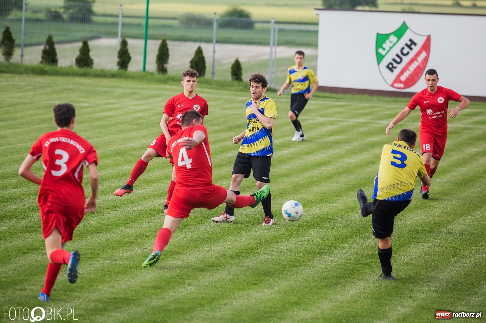 Zdjęcie w galerii na portalu naszraciborz.pl: Osiem goli w Bolesławiu. Ruch na kolanach [FOTO] wiadomości z regionu