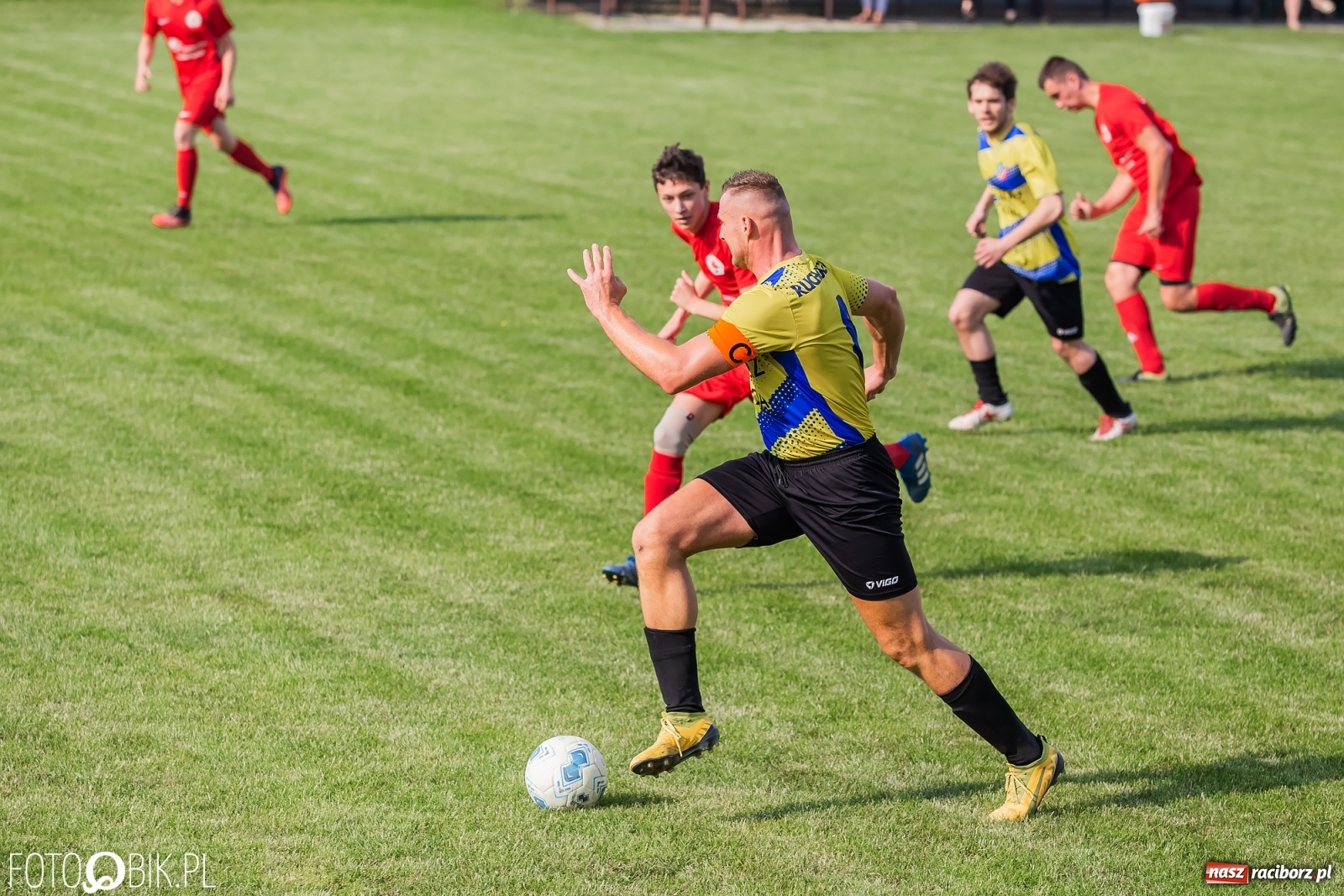 Zdjęcie w galerii na portalu naszraciborz.pl: Osiem goli w Bolesławiu. Ruch na kolanach [FOTO] wiadomości z regionu