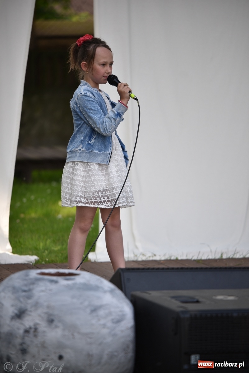 Zdjęcie w galerii na portalu naszraciborz.pl: Młodzi wokaliści studia ARS wystąpili w Ogrodach Strzechy [FOTO i WIDEO] wiadomości z regionu