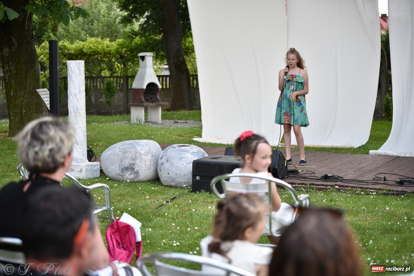 Zdjęcie w galerii na portalu naszraciborz.pl: Młodzi wokaliści studia ARS wystąpili w Ogrodach Strzechy [FOTO i WIDEO] wiadomości z regionu