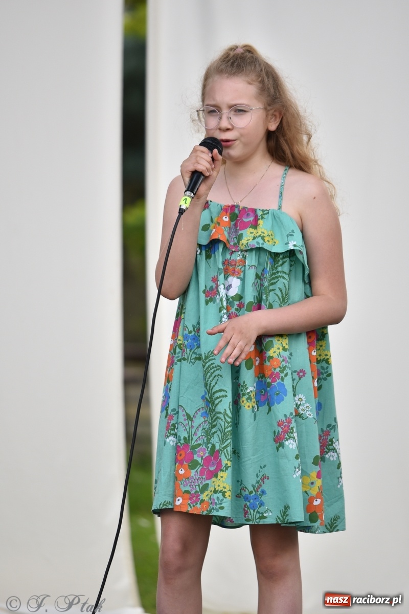 Zdjęcie w galerii na portalu naszraciborz.pl: Młodzi wokaliści studia ARS wystąpili w Ogrodach Strzechy [FOTO i WIDEO] wiadomości z regionu