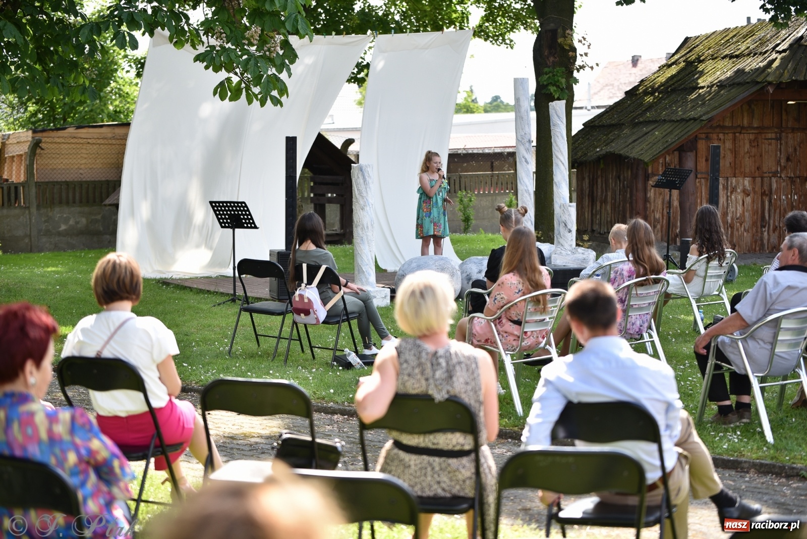 Zdjęcie w galerii na portalu naszraciborz.pl: Młodzi wokaliści studia ARS wystąpili w Ogrodach Strzechy [FOTO i WIDEO] wiadomości z regionu