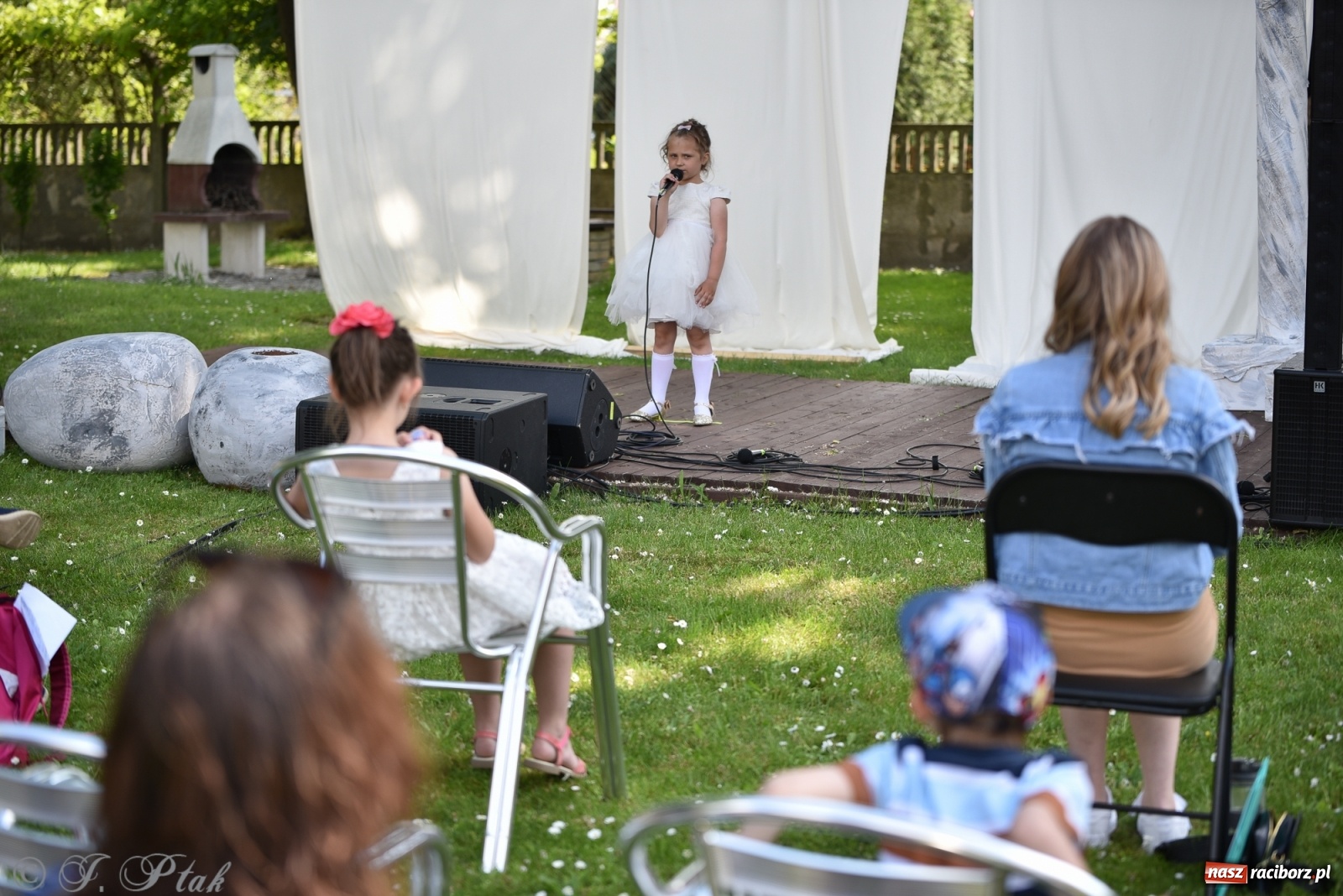 Zdjęcie w galerii na portalu naszraciborz.pl: Młodzi wokaliści studia ARS wystąpili w Ogrodach Strzechy [FOTO i WIDEO] wiadomości z regionu