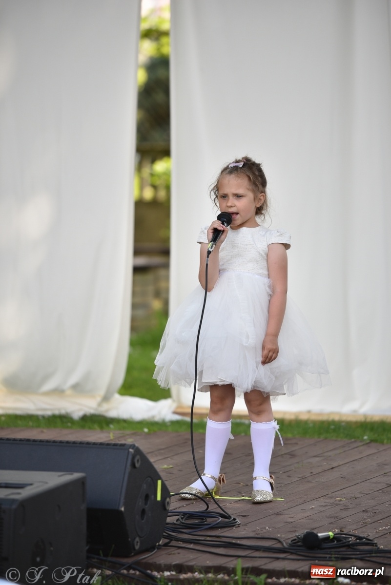 Zdjęcie w galerii na portalu naszraciborz.pl: Młodzi wokaliści studia ARS wystąpili w Ogrodach Strzechy [FOTO i WIDEO] wiadomości z regionu