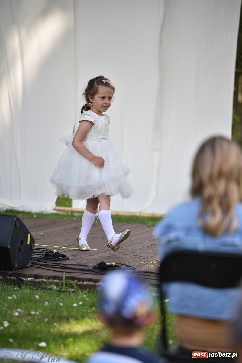 Zdjęcie w galerii na portalu naszraciborz.pl: Młodzi wokaliści studia ARS wystąpili w Ogrodach Strzechy [FOTO i WIDEO] wiadomości z regionu