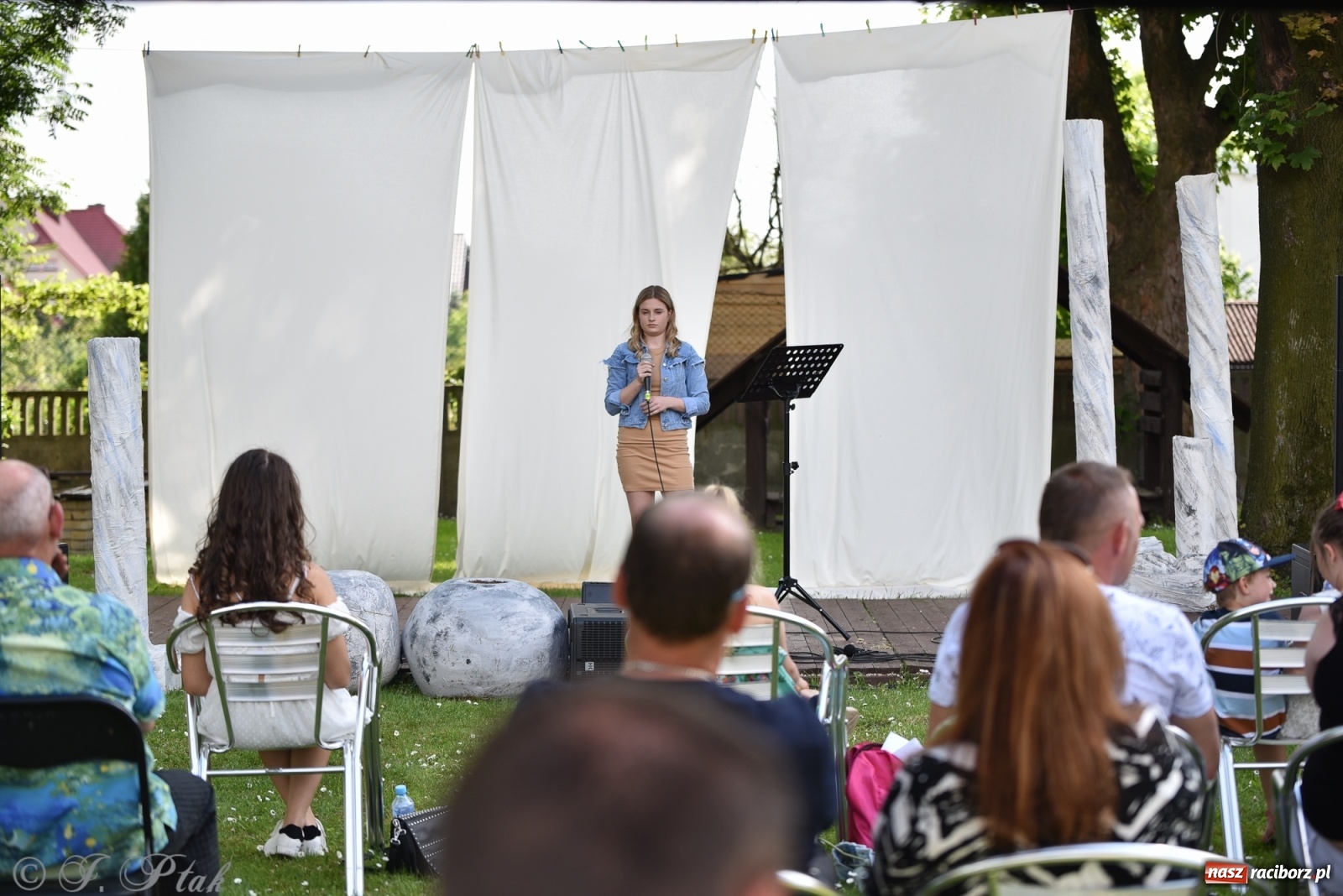 Zdjęcie w galerii na portalu naszraciborz.pl: Młodzi wokaliści studia ARS wystąpili w Ogrodach Strzechy [FOTO i WIDEO] wiadomości z regionu