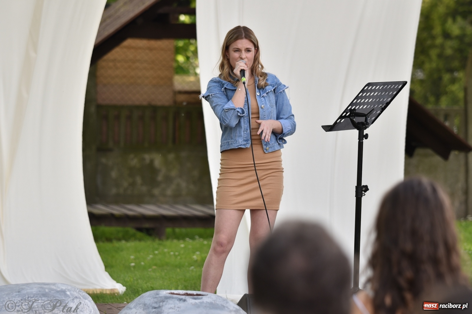 Zdjęcie w galerii na portalu naszraciborz.pl: Młodzi wokaliści studia ARS wystąpili w Ogrodach Strzechy [FOTO i WIDEO] wiadomości z regionu