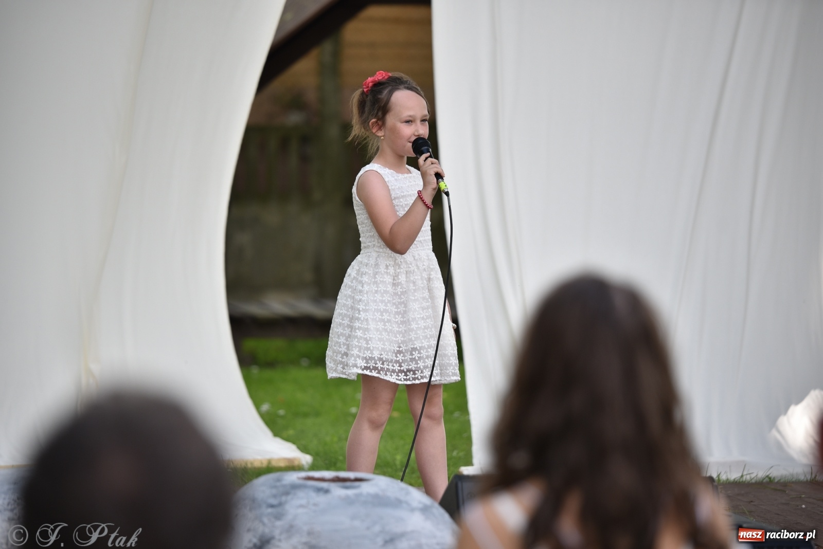 Zdjęcie w galerii na portalu naszraciborz.pl: Młodzi wokaliści studia ARS wystąpili w Ogrodach Strzechy [FOTO i WIDEO] wiadomości z regionu