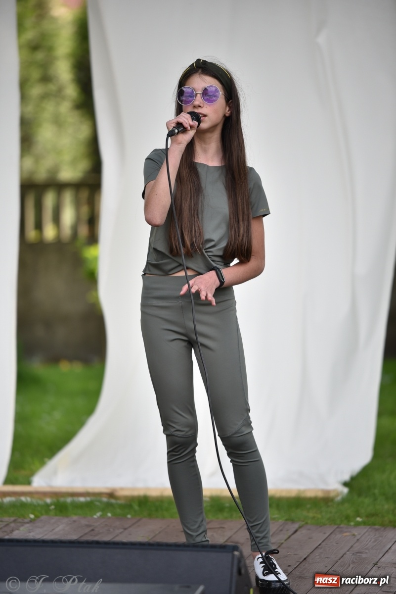 Zdjęcie w galerii na portalu naszraciborz.pl: Młodzi wokaliści studia ARS wystąpili w Ogrodach Strzechy [FOTO i WIDEO] wiadomości z regionu