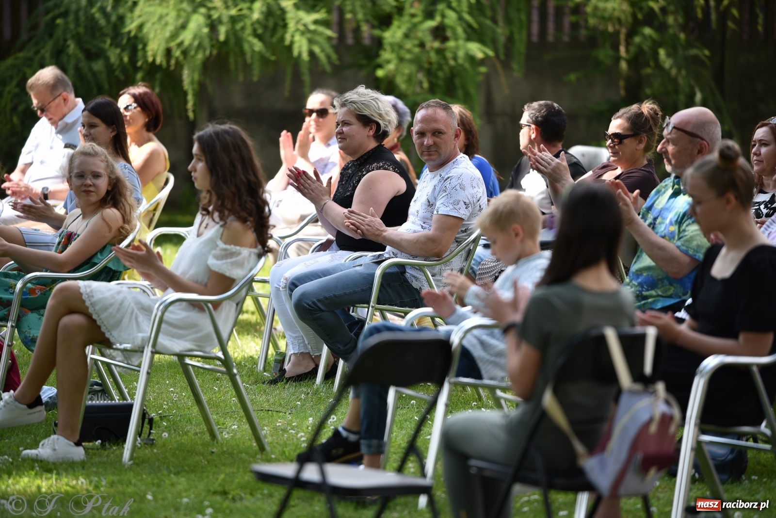 Zdjęcie w galerii na portalu naszraciborz.pl: Młodzi wokaliści studia ARS wystąpili w Ogrodach Strzechy [FOTO i WIDEO] wiadomości z regionu