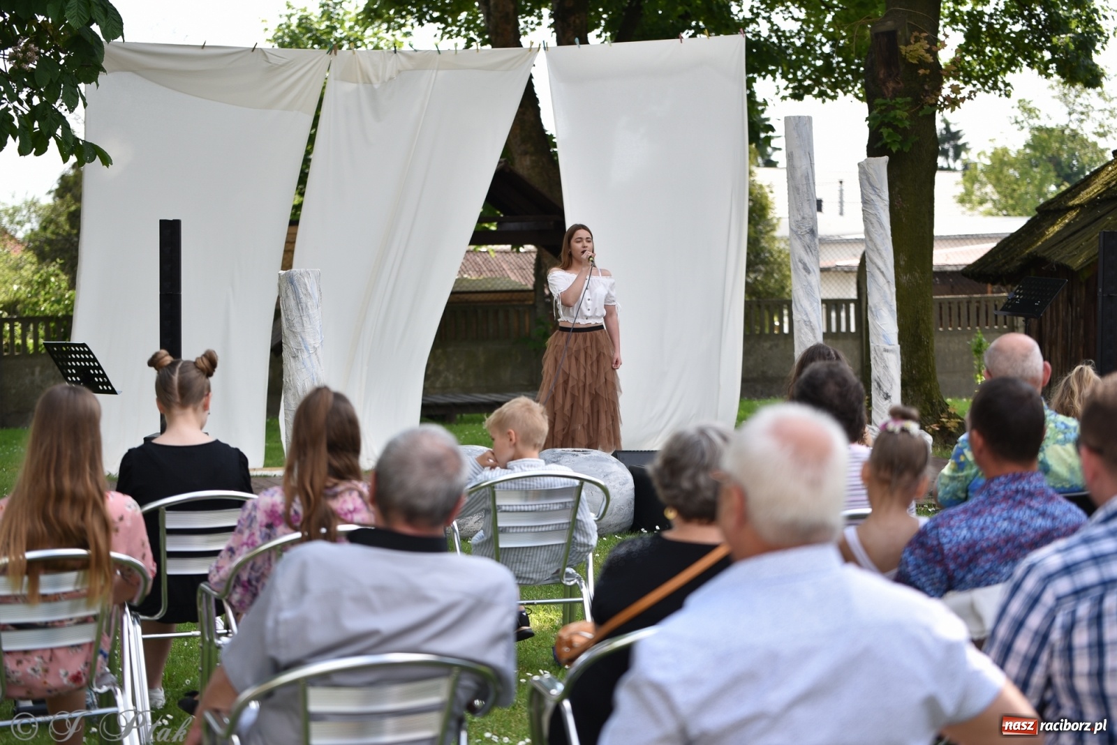 Zdjęcie w galerii na portalu naszraciborz.pl: Młodzi wokaliści studia ARS wystąpili w Ogrodach Strzechy [FOTO i WIDEO] wiadomości z regionu