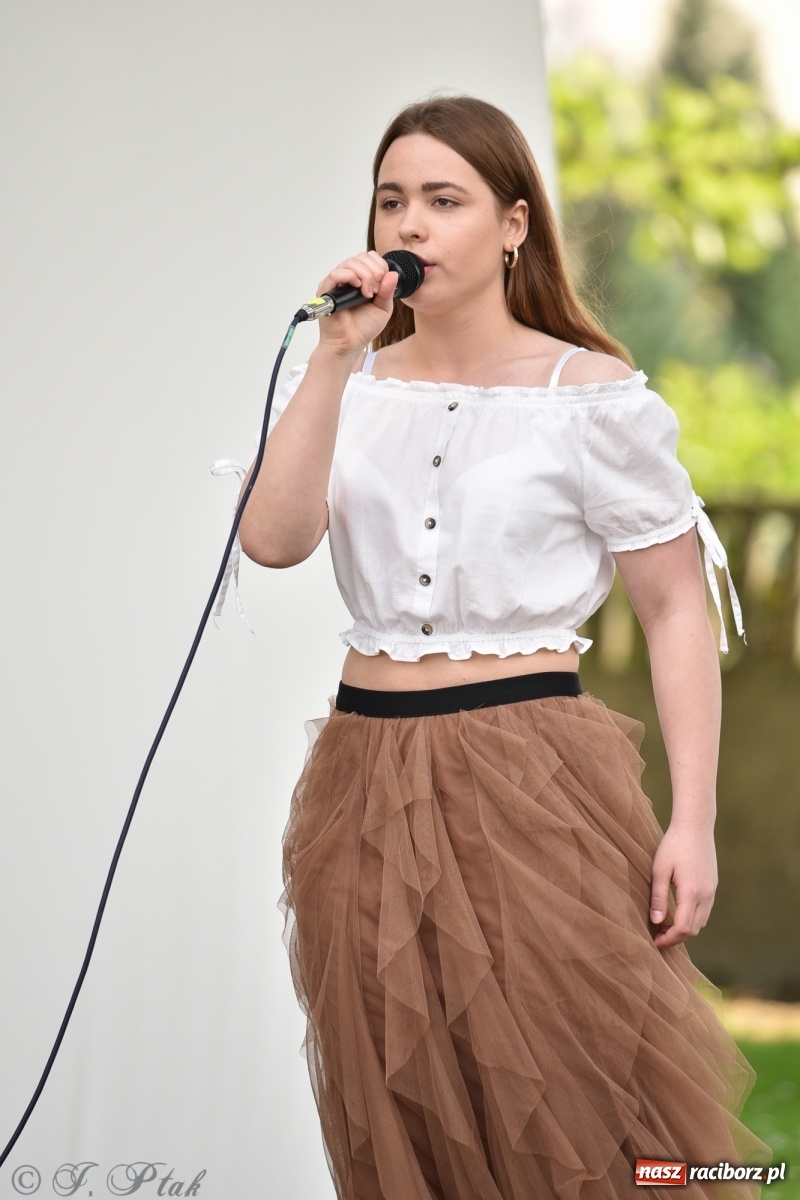 Zdjęcie w galerii na portalu naszraciborz.pl: Młodzi wokaliści studia ARS wystąpili w Ogrodach Strzechy [FOTO i WIDEO] wiadomości z regionu